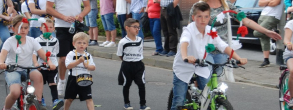 VfB Kids nehmen am Festumzug teil